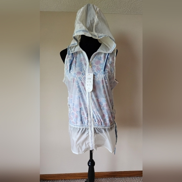 NWT Merrell Women's Floral White Vest Size M. - Picture 1 of 8